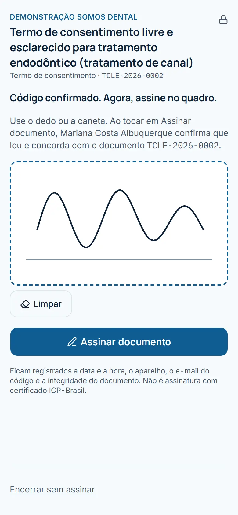 Coleta da assinatura no celular: o código foi confirmado e o paciente assina com o dedo no quadro. Dados fictícios.