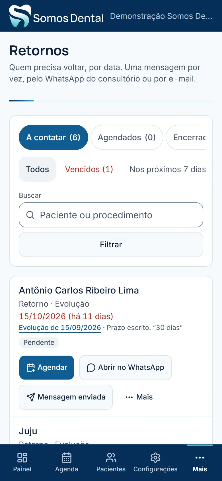 Lista de retornos no celular, com um retorno vencido e os botões Agendar e Abrir no WhatsApp. Dados fictícios.