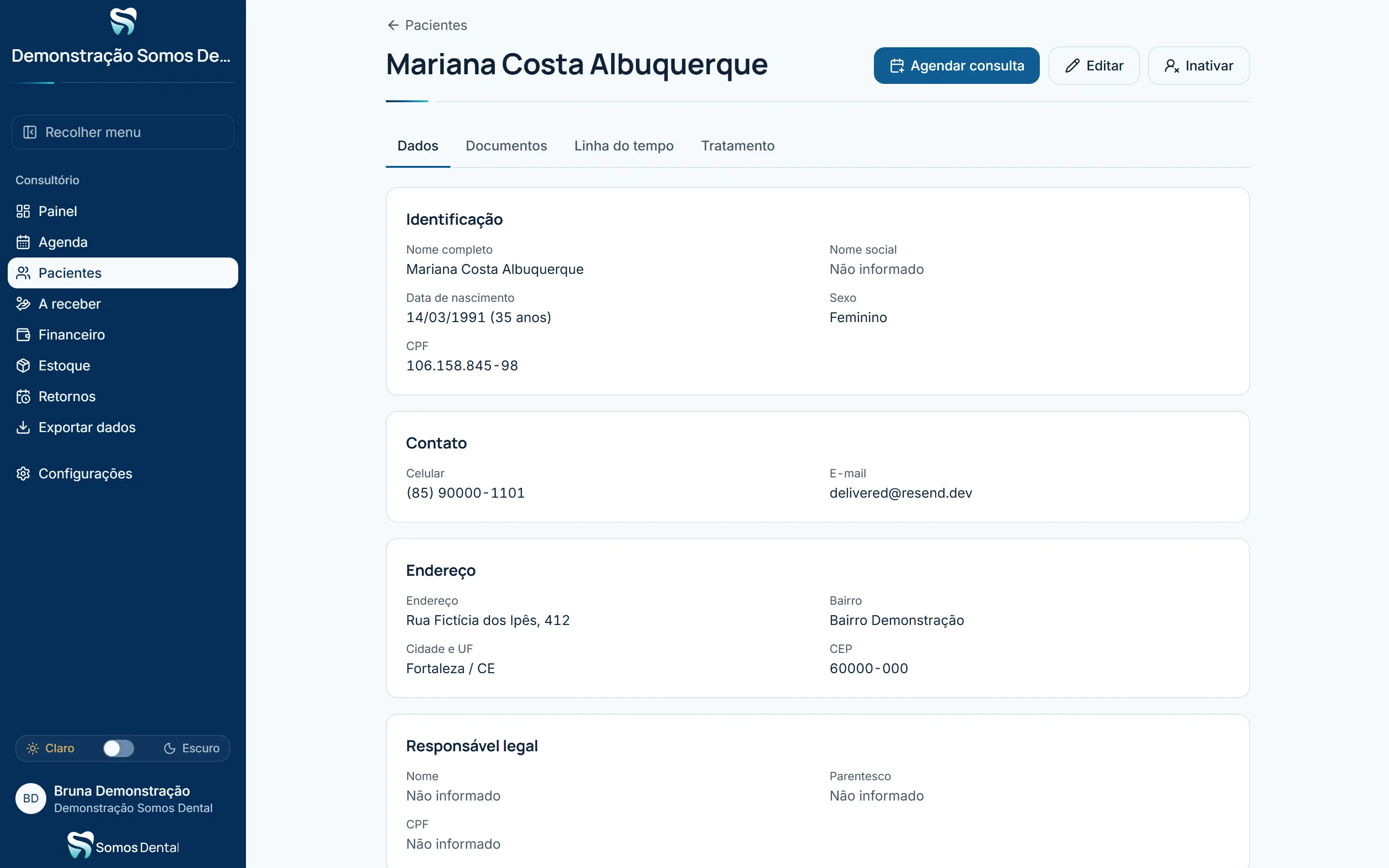 Ficha da paciente vista pela secretária, com as abas Dados, Documentos, Linha do tempo e Tratamento, sem a aba Prontuário.
