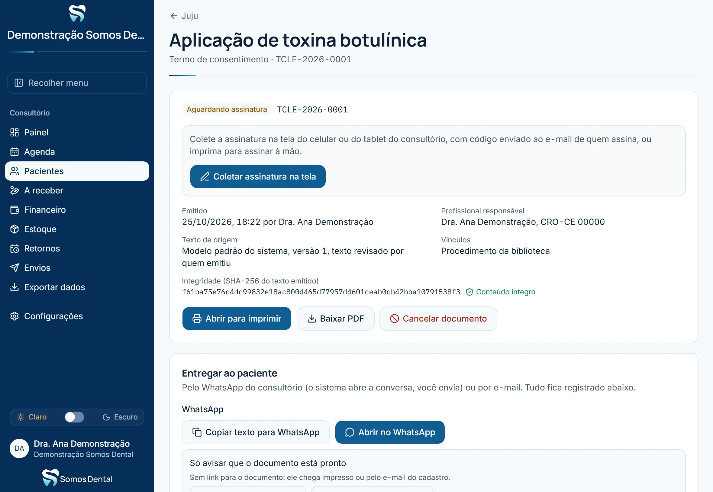 Tablet sobre a mesa do consultório mostrando um termo aguardando assinatura, com o botão Coletar assinatura na tela e o código de integridade do texto.